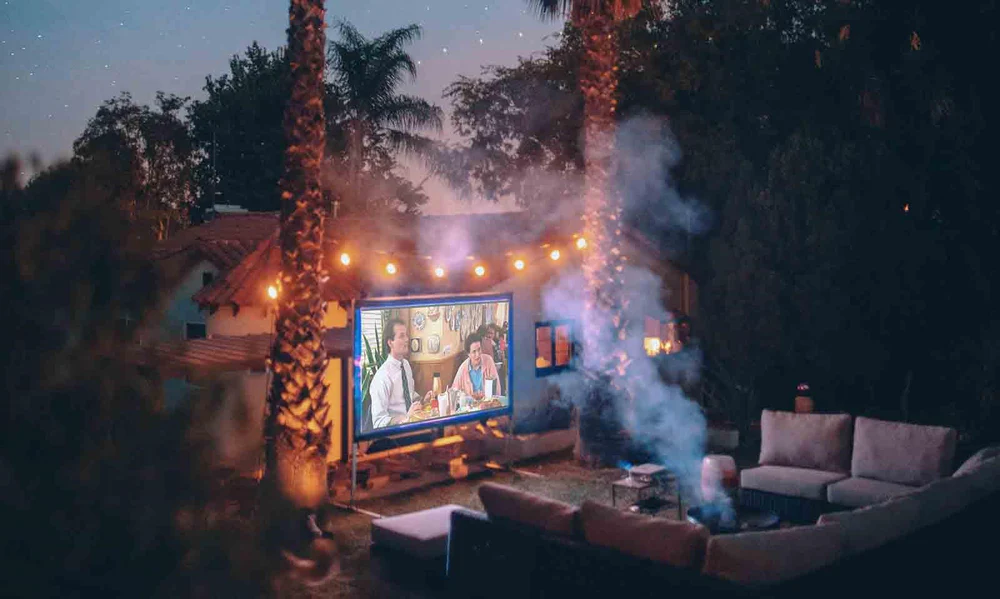 Best Projectors for Outdoor Movie Nights in Cold Weather (US Guide)